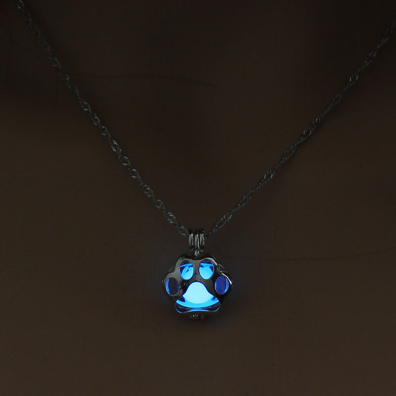 Collana con Zampa Luminescente – Pendente Animale con Effetto Luce Notturna