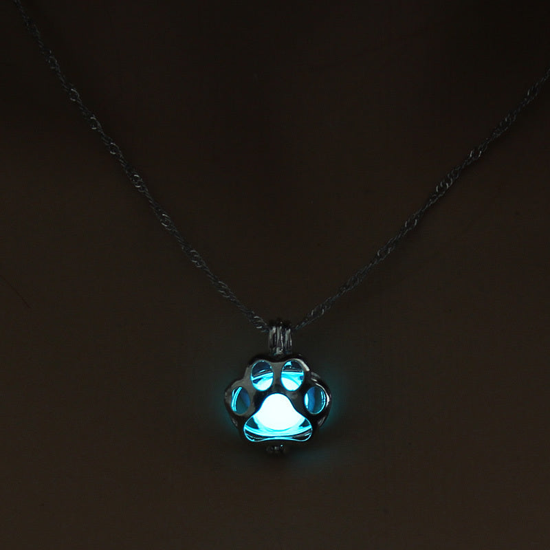 Collana con Zampa Luminescente – Pendente Animale con Effetto Luce Notturna