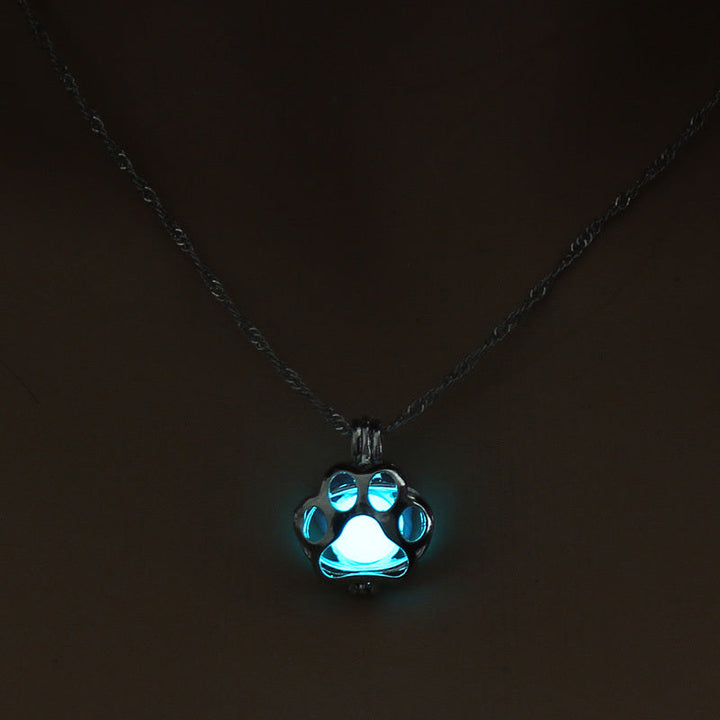 Collana con Zampa Luminescente – Pendente Animale con Effetto Luce Notturna