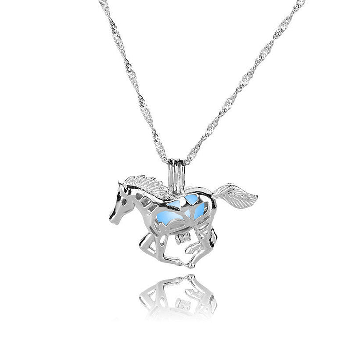 Collana con pendente a cavallo luminosa con motivo di cavallo in galoppo