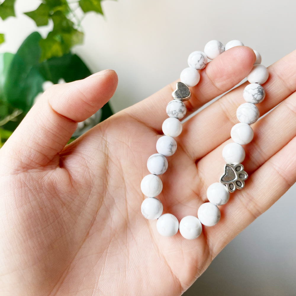 Braccialetto in pietra naturale fatto a mano con charm a forma di cuore