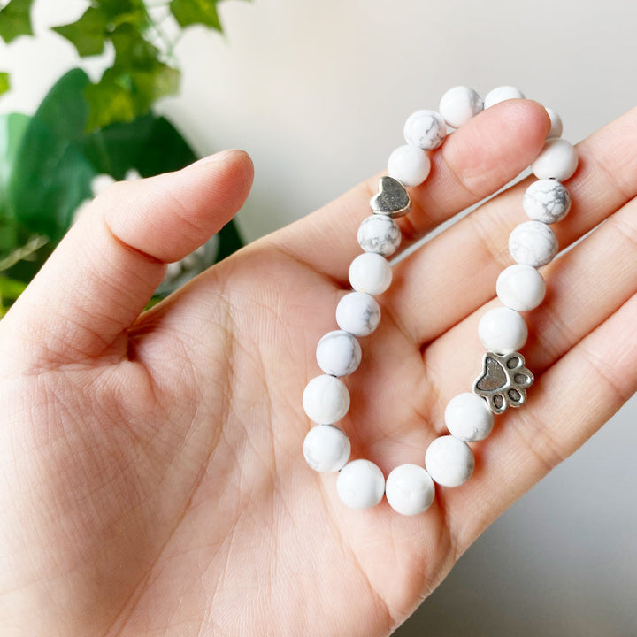 Braccialetto in pietra naturale fatto a mano con charm a forma di cuore