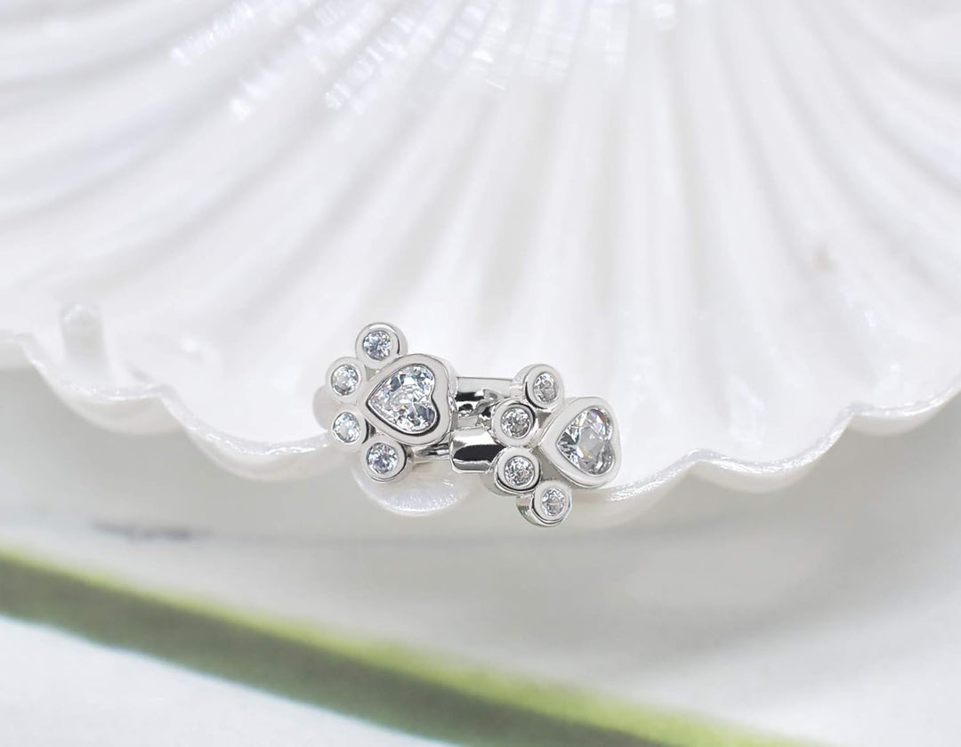 Piccole orecchini a cerchio con motivo con impronta di zampa – Orecchini Huggie animali per donne