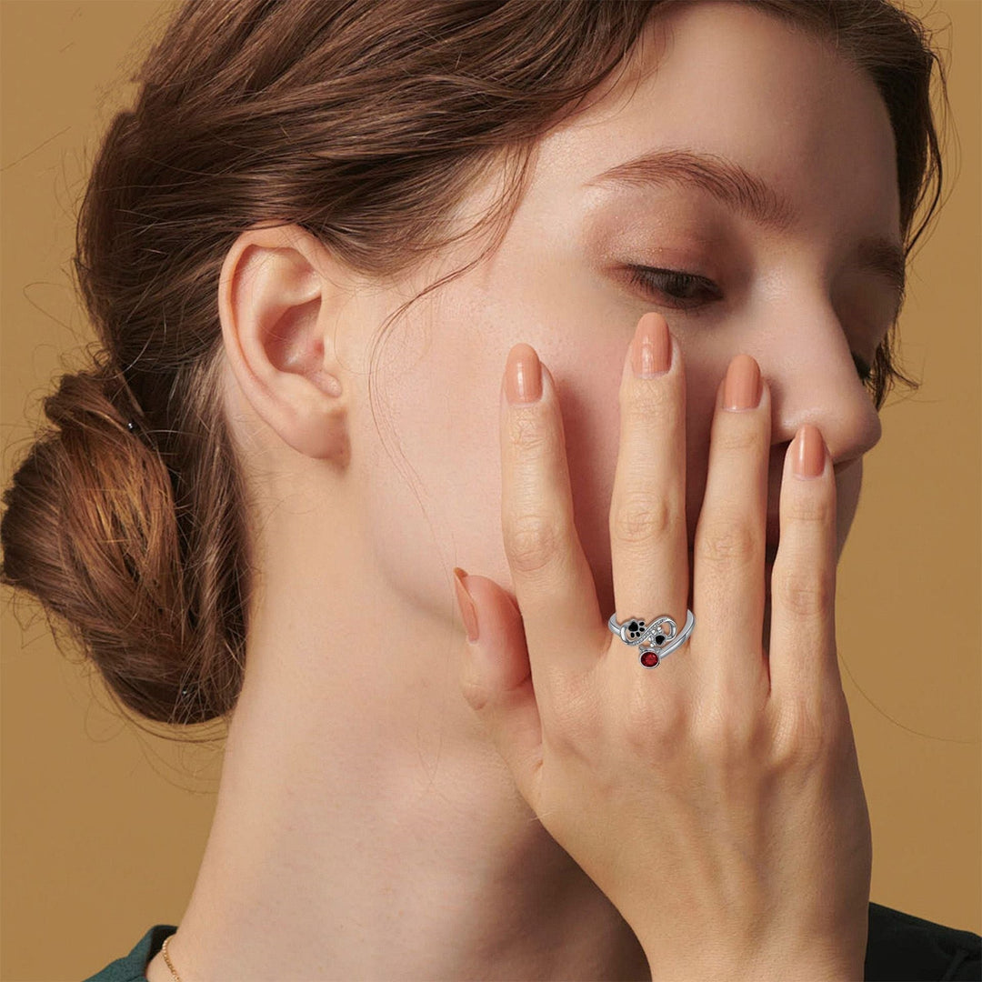 Anello regolabile con zampe di gatto nere e pietra preziosa rossa