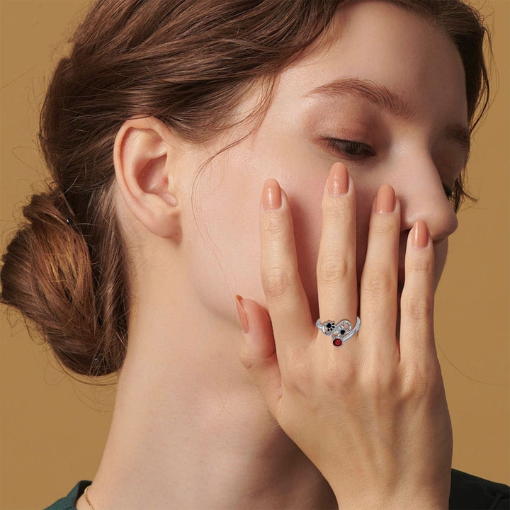 Anello regolabile con zampe di gatto nere e pietra preziosa rossa