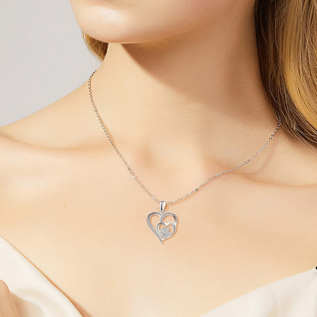 Collana con Pellicano per Donna – Ciondolo a Cuore in Argento Sterling con Stampa di Zampe e Zirconia