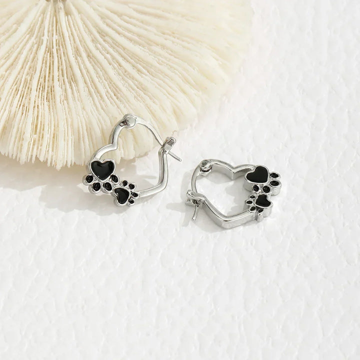 Orecchini a cerchio Heart-Paw – Motivo animale in argento con design in smalto nero